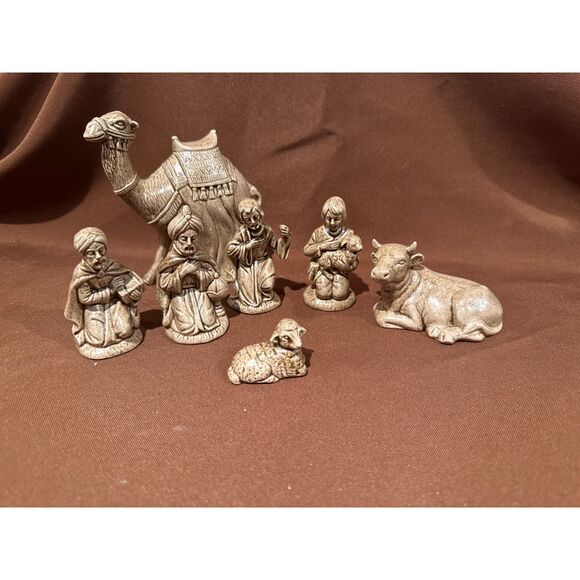 Small Ceramic Nativity Scene Set of 7 Pieces - Picture 1 of 6
